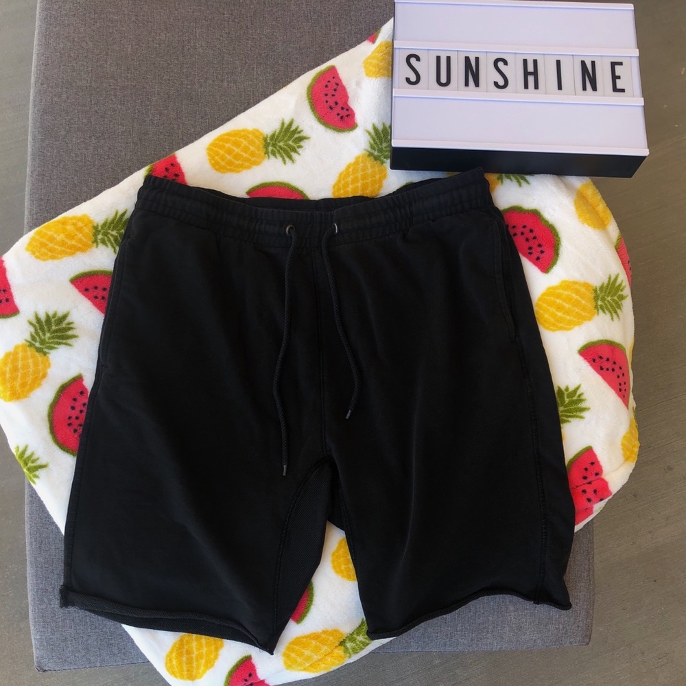 URBAN OUTFITTERS BLACK SWEATSHORTS